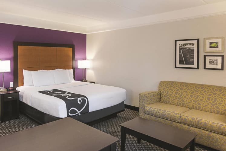 La Quinta Inn & Suites by Wyndham Orlando Airport North photo 4