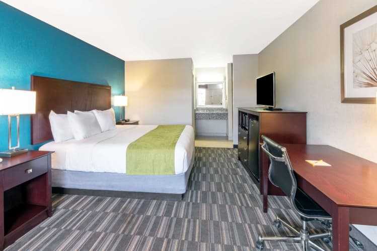Days Inn by Wyndham Fairmont photo 3