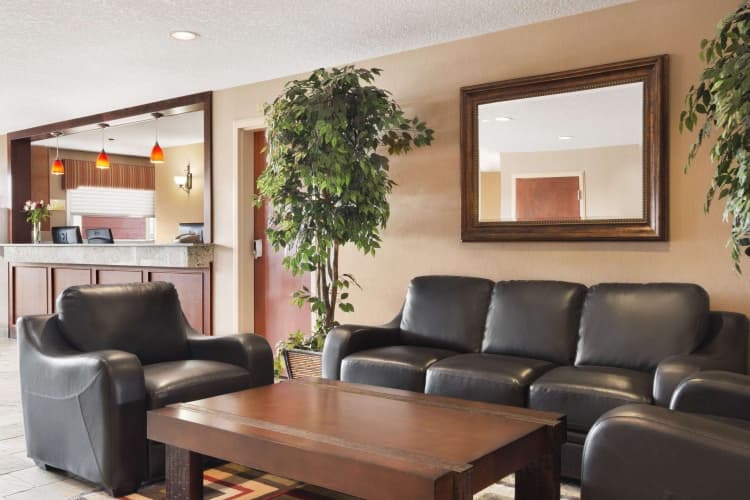 Days Inn & Suites by Wyndham Cochrane, photo 3