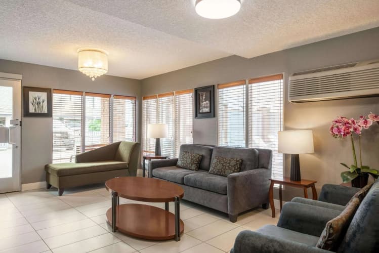 Travelodge By Wyndham Calgary South photo 4