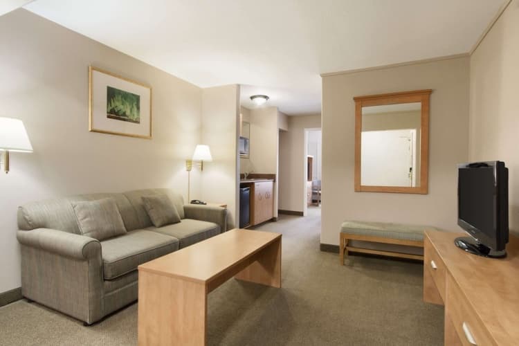 Days Inn & Suites by Wyndham Thunder Bay photo 5