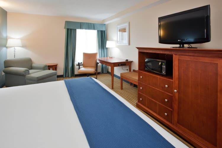 Holiday Inn Express Hotel & Suites Fredericksburg photo 4