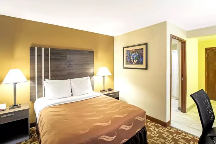 Norwood Inn & Suites Milwaukee photo 3