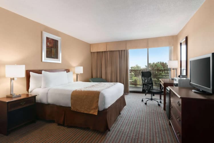 Ramada By Wyndham Belleville Harbourview Conference Centre photo 4