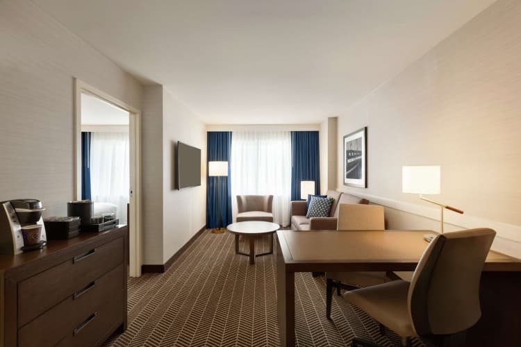 Embassy Suites by Hilton Boston at Logan Airport photo 4
