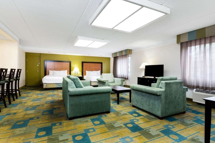 La Quinta Inn & Suites by Wyndham St. Pete-Clearwater Airpt, photo 3