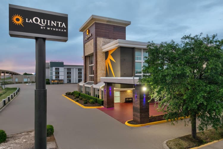 La Quinta Inn & Suites Dallas I-35 photo 2