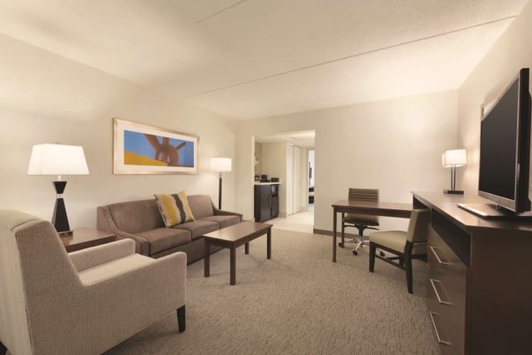 Embassy Suites by Hilton Milwaukee Brookfield photo 5