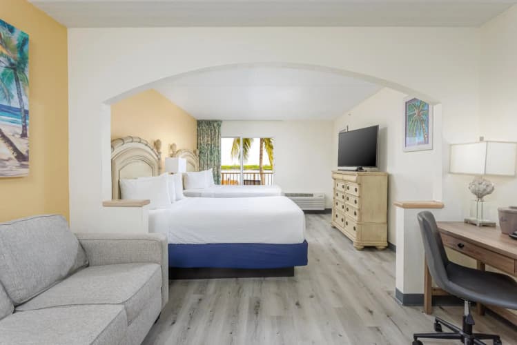 Hutchinson Island Plaza Hotel & Suites photo 3