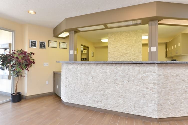 Super 8 By Wyndham Calgary/Airport photo 3