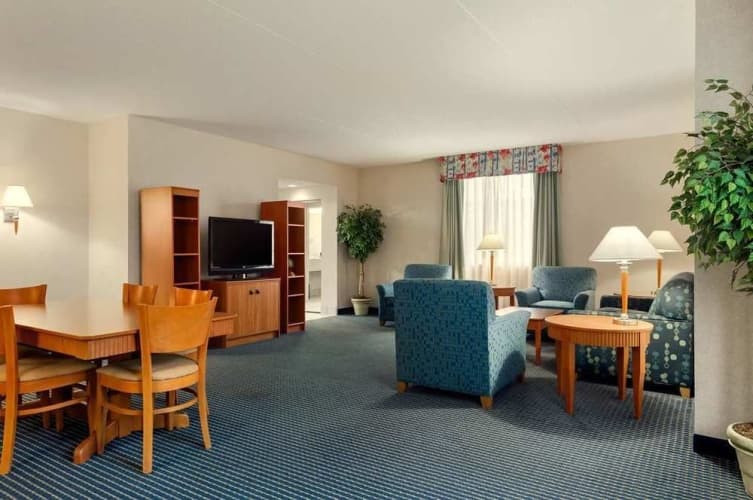 Embassy Suites by Hilton Lexington/UK Coldstream, photo 5