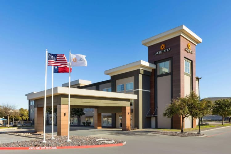 La Quinta Inn & Suites by Wyndham Austin NW/Lakeline Mall photo 2