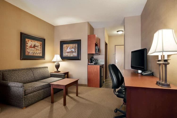 Days Inn & Suites by Wyndham Strathmore, photo 4