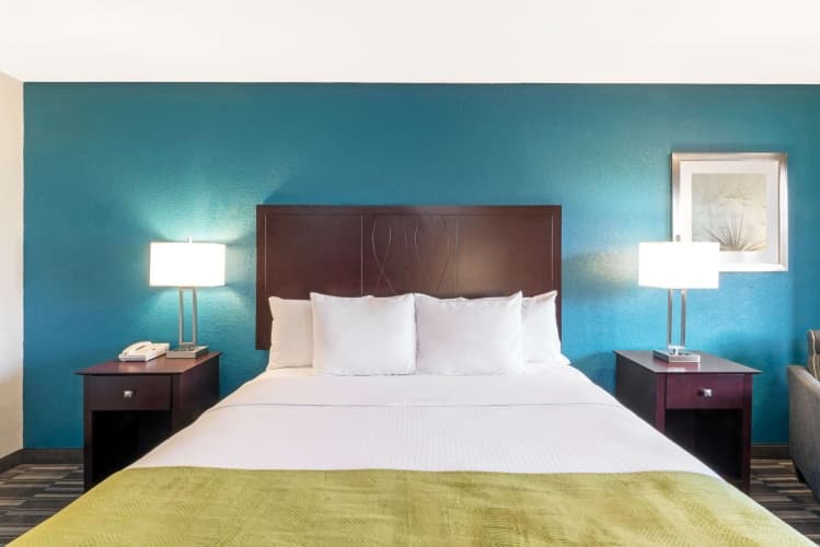 Days Inn by Wyndham Fairmont photo 4