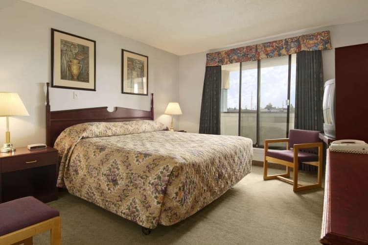 Super 8 by Wyndham Red Deer photo 3