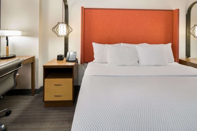 La Quinta Inn & Suites by Wyndham Orange County Airport photo 5