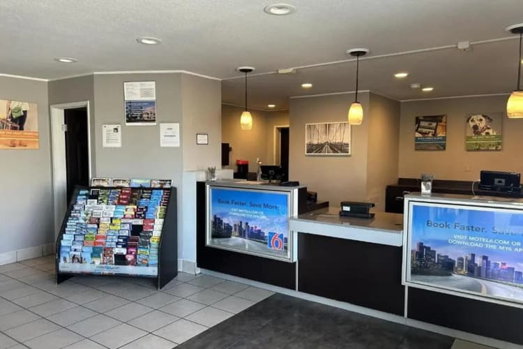 Motel 6 Stanton photo 3