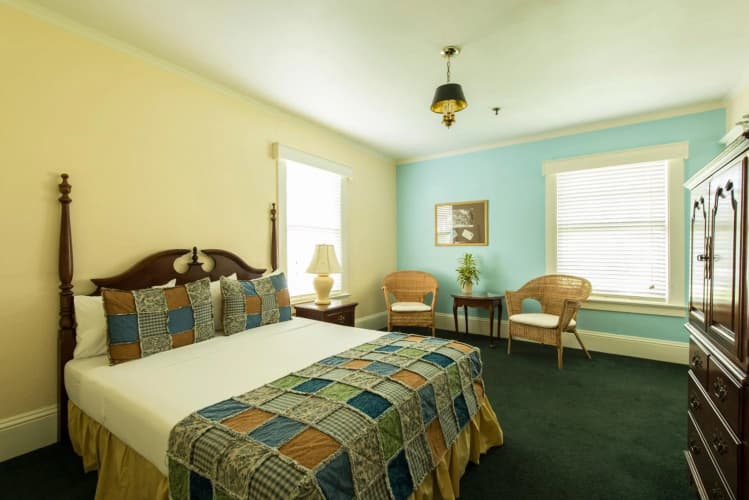 Lakeside Inn photo 4