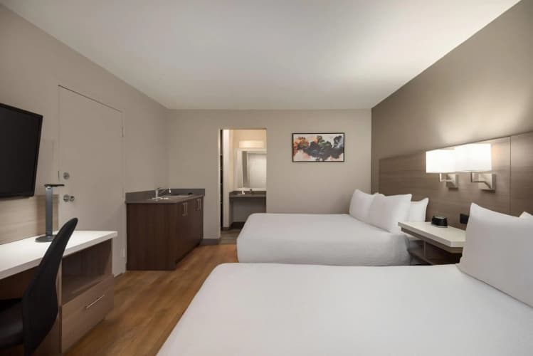 Days Inn by Wyndham Kelowna photo 4