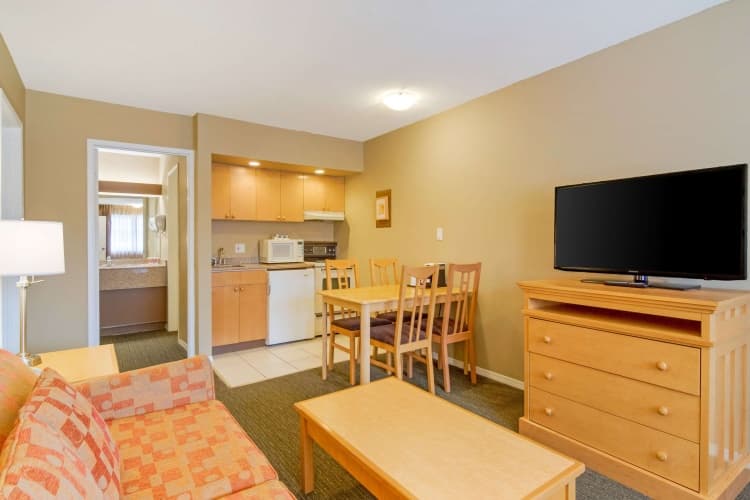 Econo Lodge Inn & Suites, photo 5
