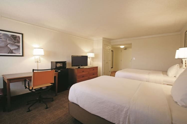 La Quinta Inn & Suites Coral Springs University Drive, photo 3