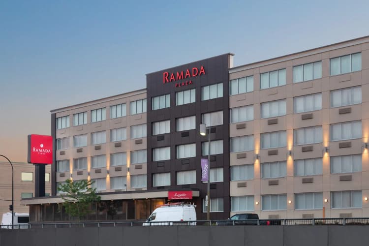 Ramada Plaza by Wyndham Montreal photo 2