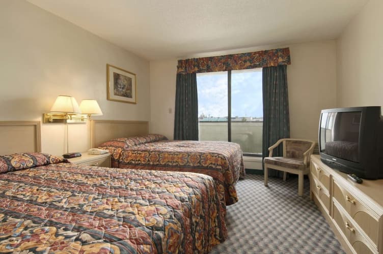 Super 8 by Wyndham Red Deer photo 4