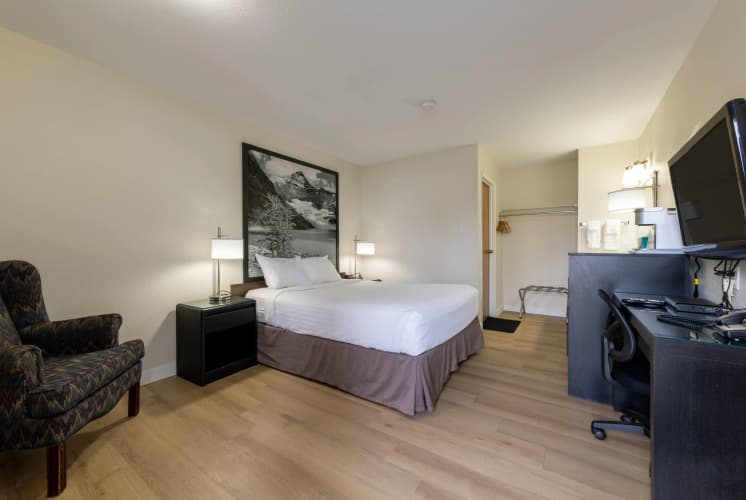 Super 8 by Wyndham Golden photo 2