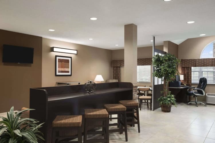 Microtel Inn & Suites By Wyndham Fairmont photo 3