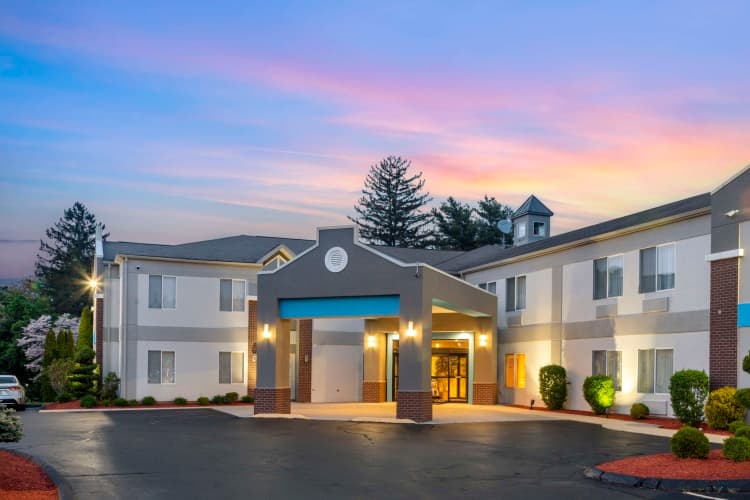 Best Western Plus New England Inn & Suites photo 2
