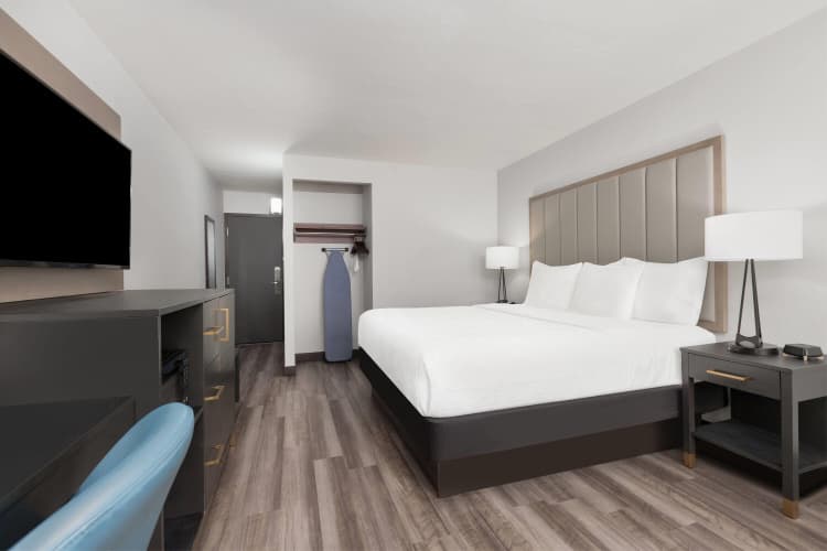 La Quinta Inn & Suites Dallas I-35 photo 5