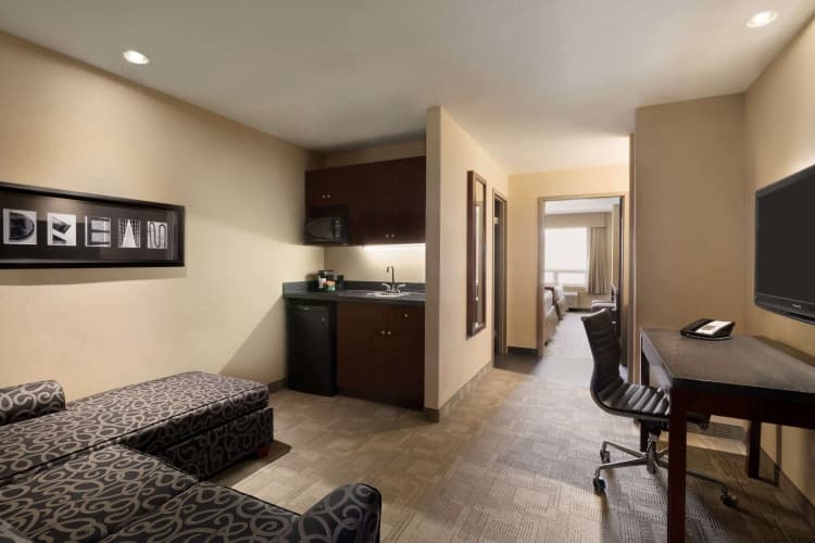 Days Inn by Wyndham Regina Airport West, photo 5