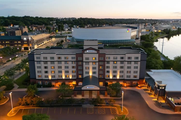 Wyndham Moline On John Deere Commons photo 2