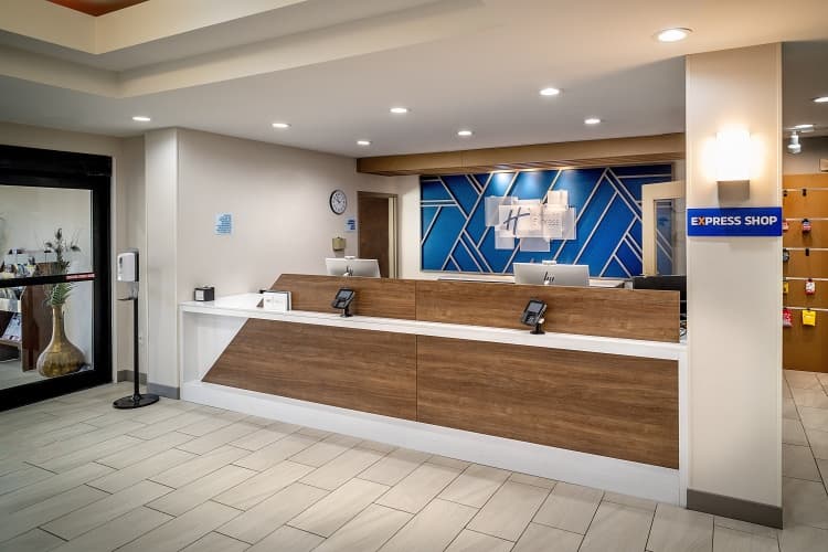 Holiday Inn Express And Suites Fairmont photo 3