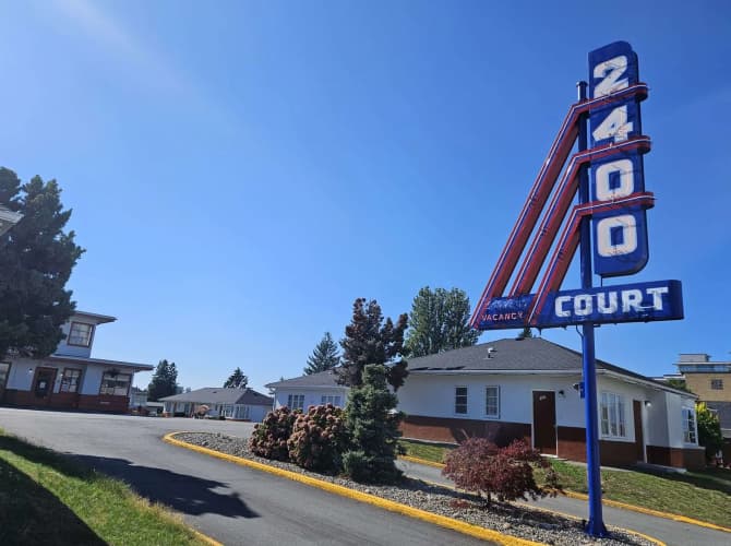 2400 Motel Vancouver photo 2