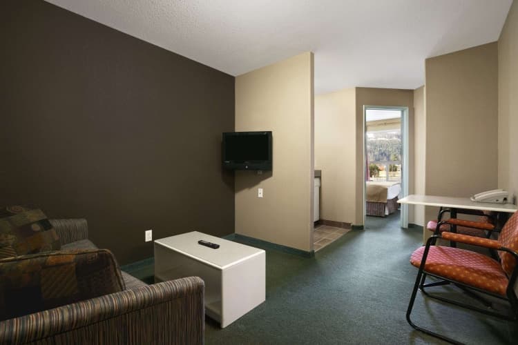 Super 8 by Wyndham Revelstoke photo 3
