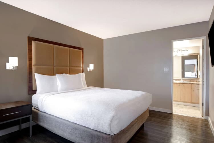 Days Inn by Wyndham Victoria Uptown, photo 3