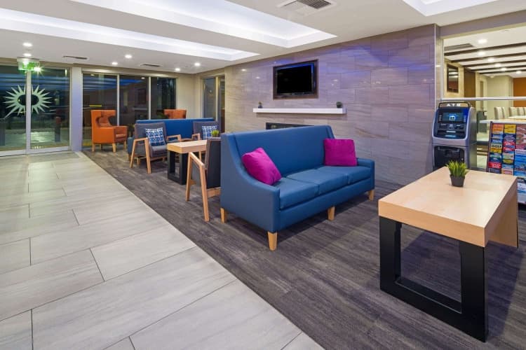 La Quinta Inn & Suites by Wyndham Orange County Airport photo 3