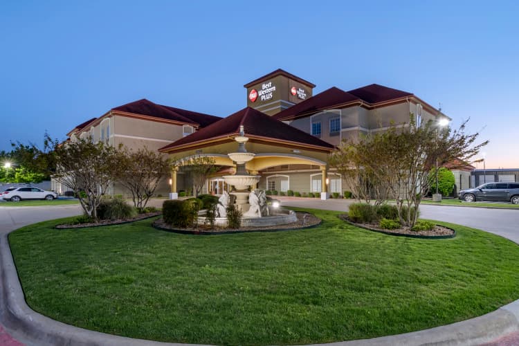 Best Western Plus Monica Royale Inn & Suites photo 2