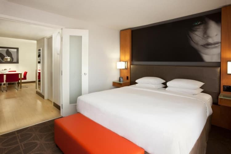 Hilton Toronto Airport Hotel & Suites photo 4