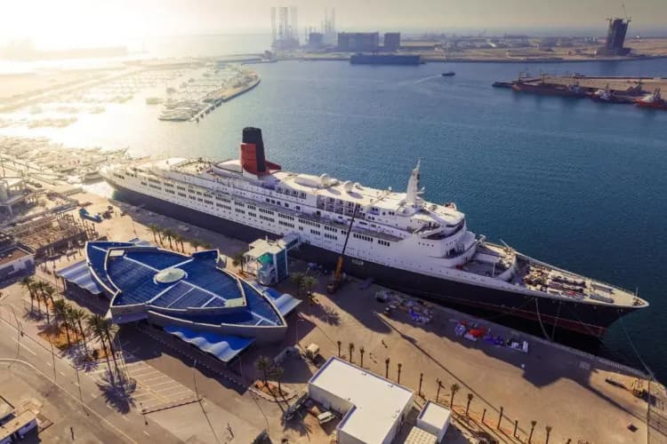 Queen Elizabeth 2 photo 2
