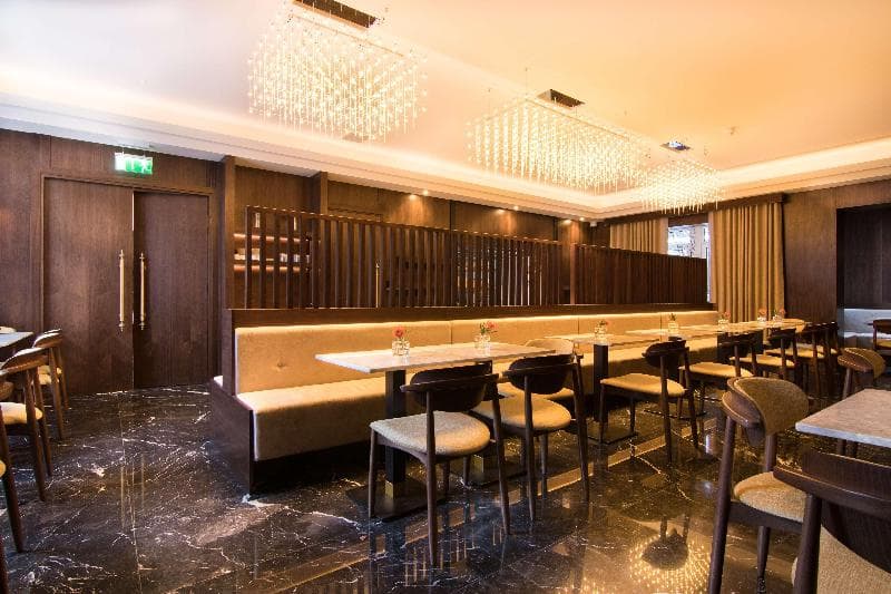 The Chilworth London Paddington [Ex-Shaftesbury Premier] photo 1