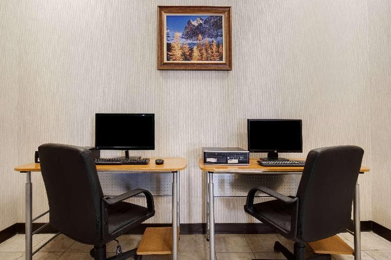 Days Inn by Wyndham Calgary South, photo 1
