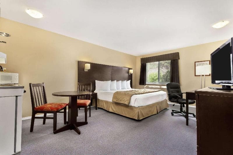 Super 8 By Wyndham West Kelowna, photo 1