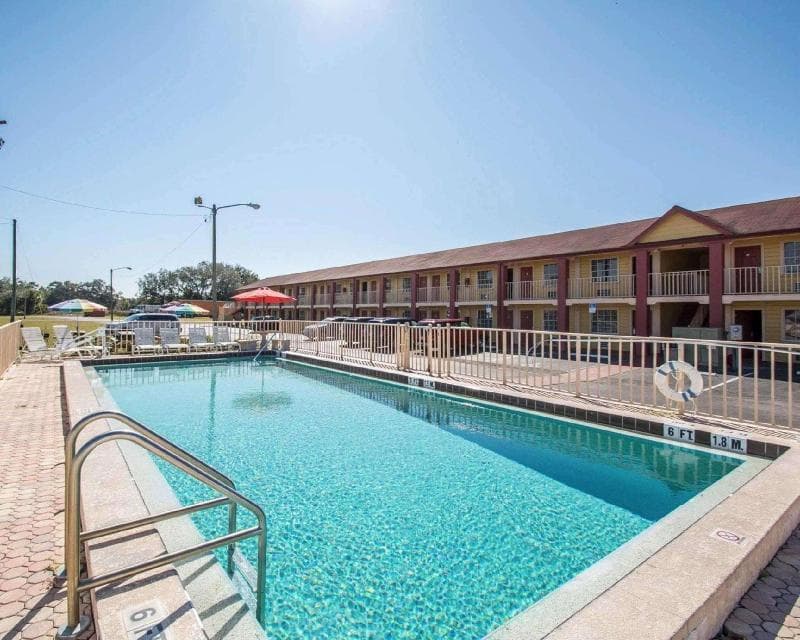 Econo Lodge Inn & Suites Maingate Central, photo 1