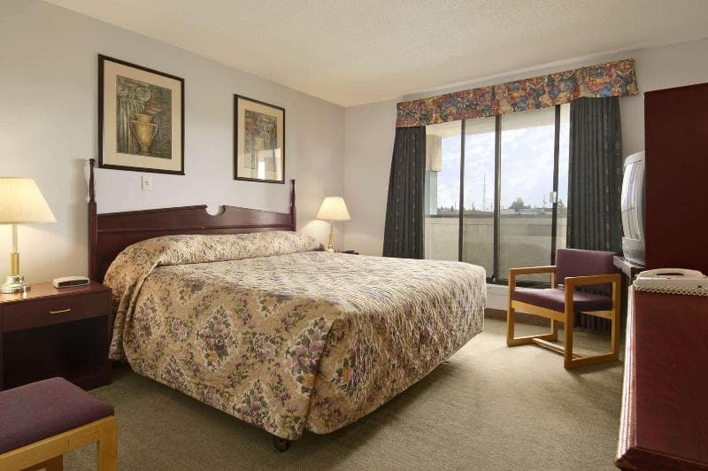 Super 8 by Wyndham Red Deer photo 1