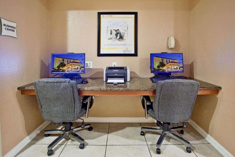La Quinta Inn & Suites by Wyndham Memphis Airport Graceland, photo 1