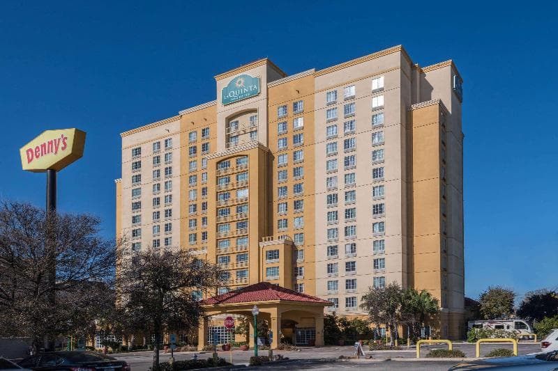 La Quinta Inn & Suites by Wyndham San Antonio Riverwalk, photo 1