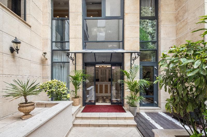 Queen's Court Hotel & Residence, photo 1