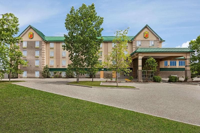 Super 8 by Wyndham Calgary Shawnessy Area, photo 1